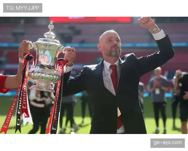 滕哈赫战术革新：灵活阵型与精准调度如何重塑球队竞争力