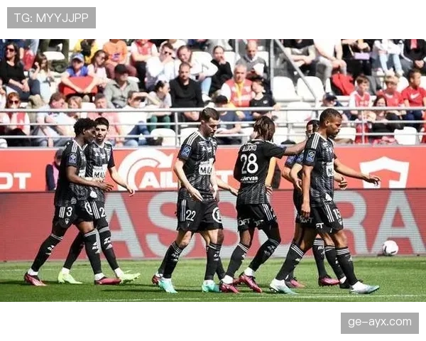 亨克球员表现稳健,球队重回胜利轨道提升竞争力 亨克球员表现稳健,球队重回胜利轨道提升竞争力